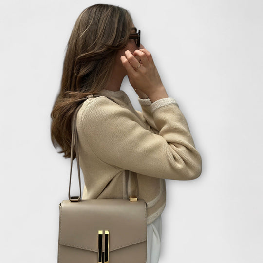 Klassikaline kootud jakk taskutega